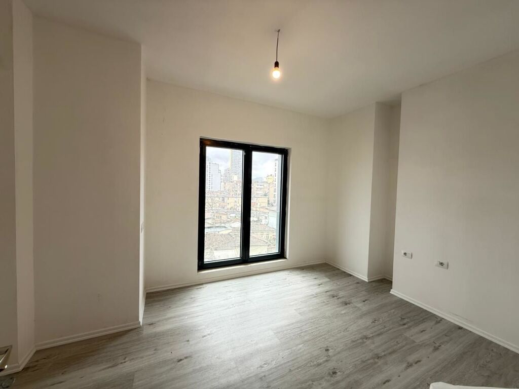 AMBIENT PER ZYRE ME QIRA NE QENDER TIRANE