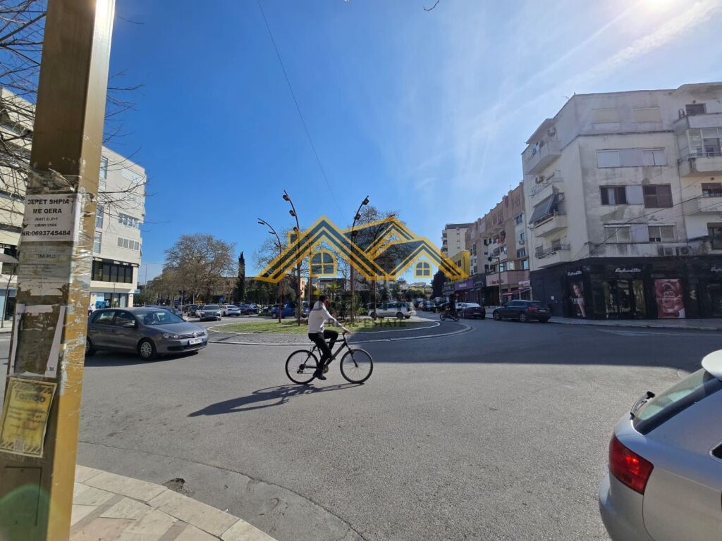 BUSINESS UNIT FOR SALE NEAR PRANVERA SQUARE!