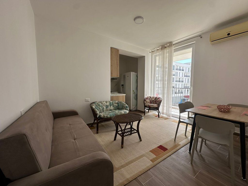 Rruga 5 Maji, Apartament 2+1 për Qira