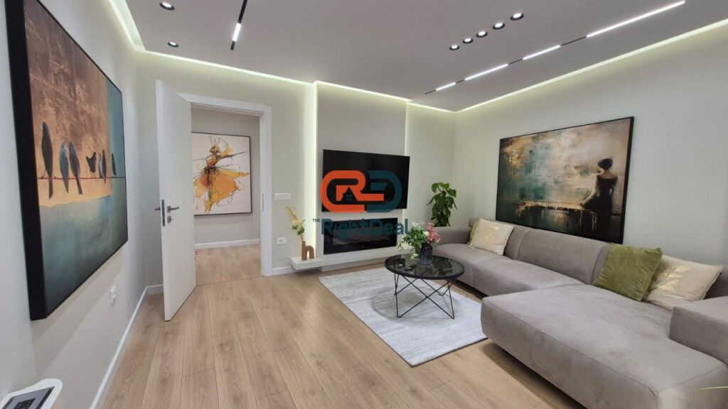 Tek Zogu I Zi, Shitet Super Apartament 2+1 Me Hapesira Te Bollshme Dhe I Sapo Rikonstruktuar!!!