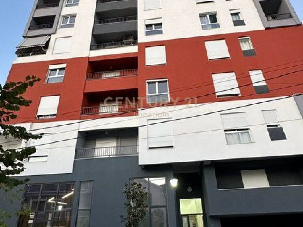 Apartament 1+1 me Qira  1post parkim tek 5 Maji!
