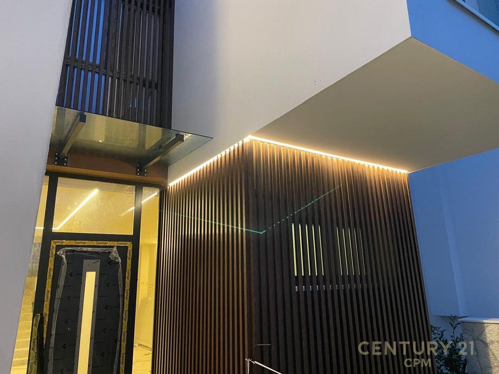 Shitet vilë 3 kateshe tek Perla Residence në Mjull - Bathore 750,000 €