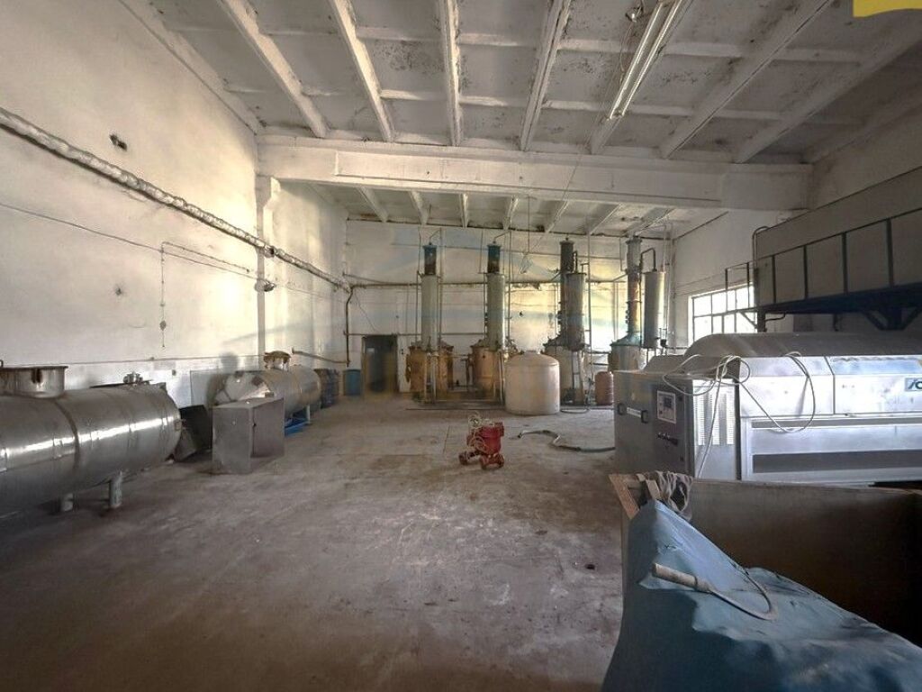 In vendita, Edificio + Fabbrica (Cantina di Vino), Zona Industriale - Quartiere 17, Korçë