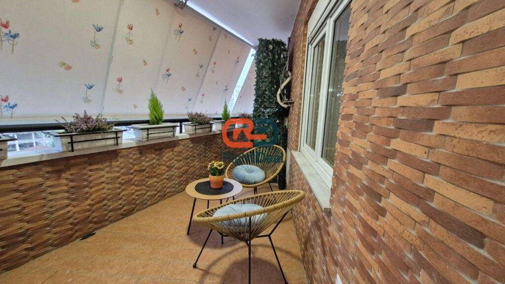 Tek Zogu I Zi, Shitet Super Apartament 2+1 Me Hapesira Te Bollshme Dhe I Sapo Rikonstruktuar!!!
