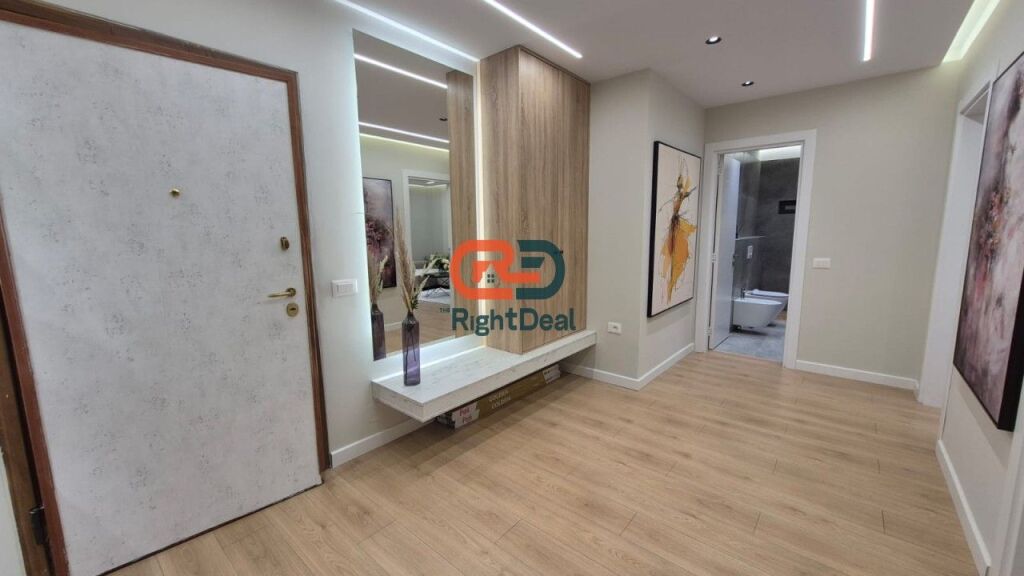 Tek Zogu I Zi, Shitet Super Apartament 2+1 Me Hapesira Te Bollshme Dhe I Sapo Rikonstruktuar!!!