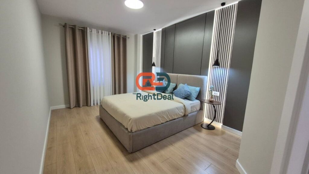 Tek Zogu I Zi, Shitet Super Apartament 2+1 Me Hapesira Te Bollshme Dhe I Sapo Rikonstruktuar!!!