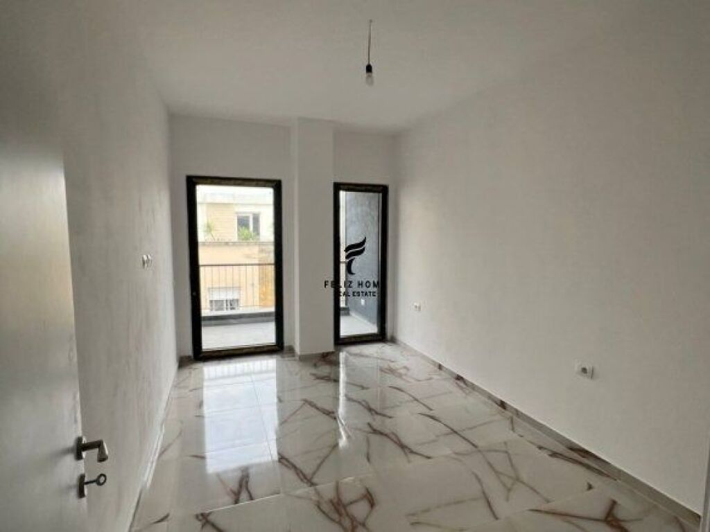 ZYRE ME QERA 76 M2 RRUGA E BARRIKADAVE 70.000 LEKE FH-65984