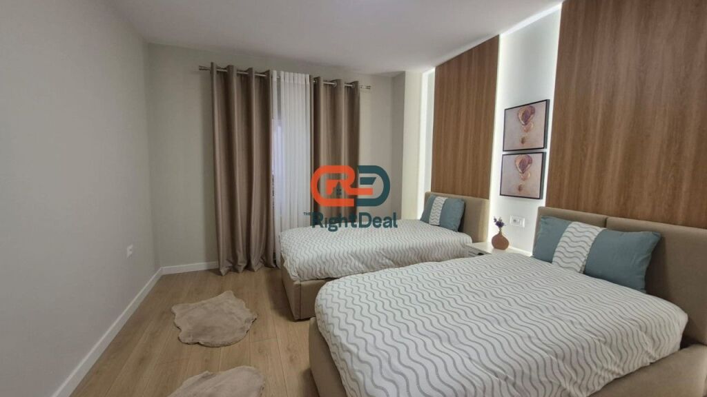 Tek Zogu I Zi, Shitet Super Apartament 2+1 Me Hapesira Te Bollshme Dhe I Sapo Rikonstruktuar!!!
