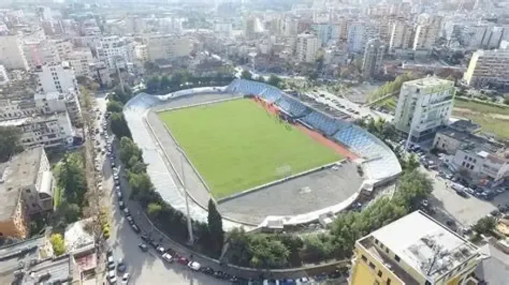 Jepet me qira ambjent komercial. Perballe stadiumit “ Selman Stermasi”.