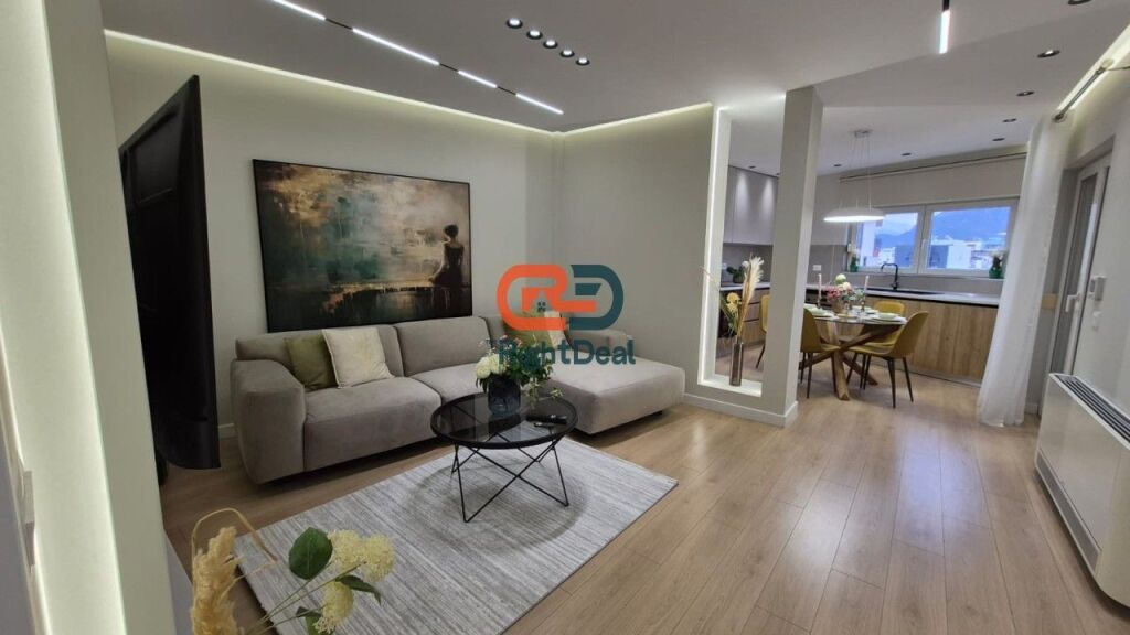 Tek Zogu I Zi, Shitet Super Apartament 2+1 Me Hapesira Te Bollshme Dhe I Sapo Rikonstruktuar!!!
