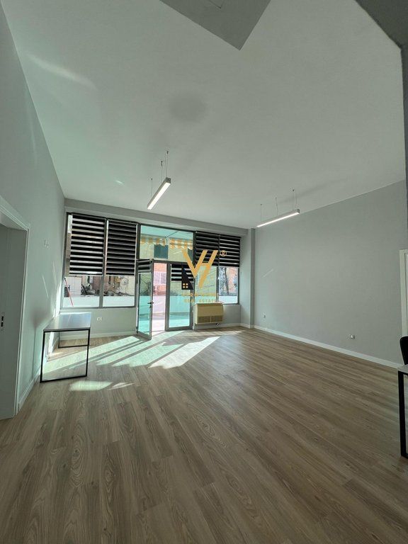 JEPET ZYRE 150 M2 ME QERA TE KOMUNA E PARISIT 1.700 EURO