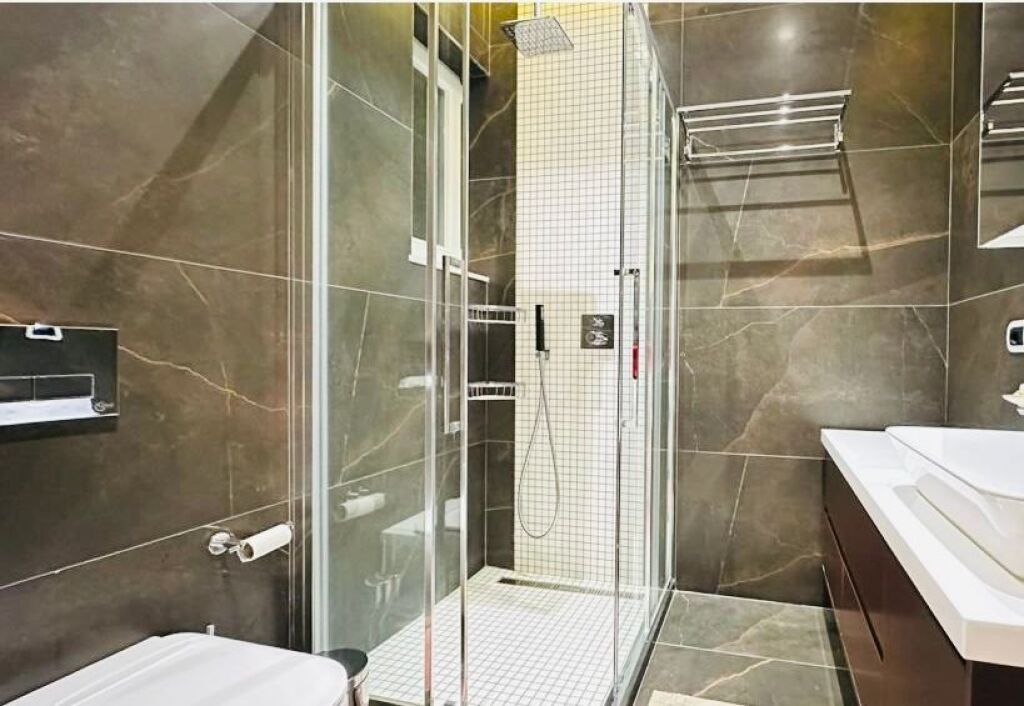 Apartament 1+1 me qira tek Kopshti Botanik prane Xhamise!