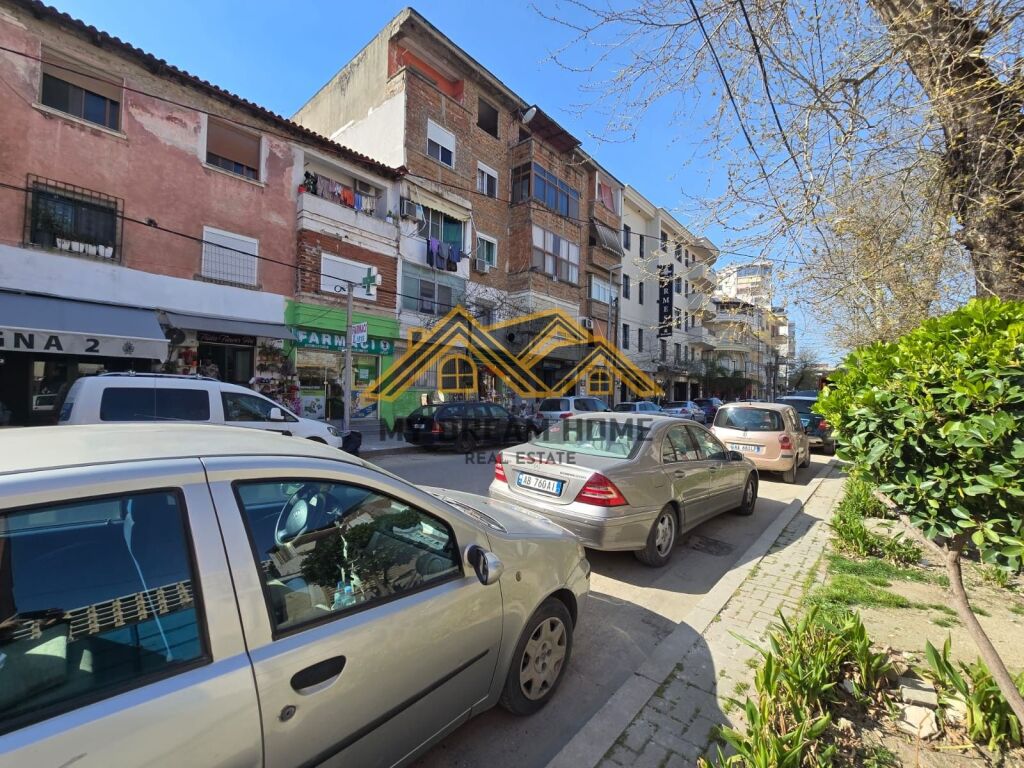 BUSINESS UNIT FOR SALE NEAR PRANVERA SQUARE!