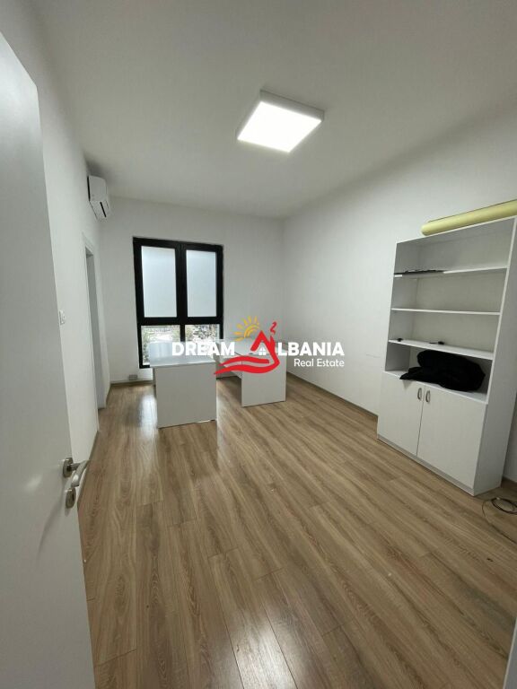Locale Commerciale in Affitto Via Kavaja, Presso Square 21 (ID 42611415)