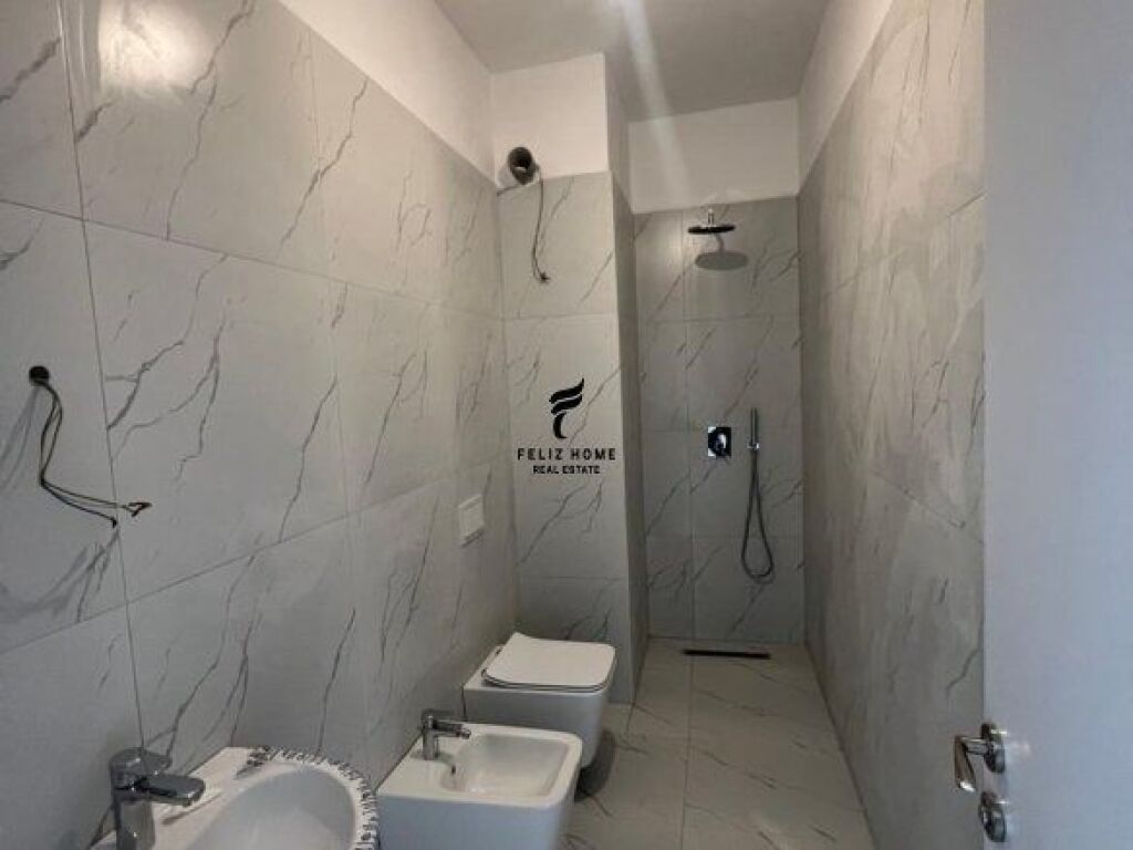 ZYRE ME QERA 108 M2 RRUGA E BARRIKADAVE 100.000 LEKE FH-65956