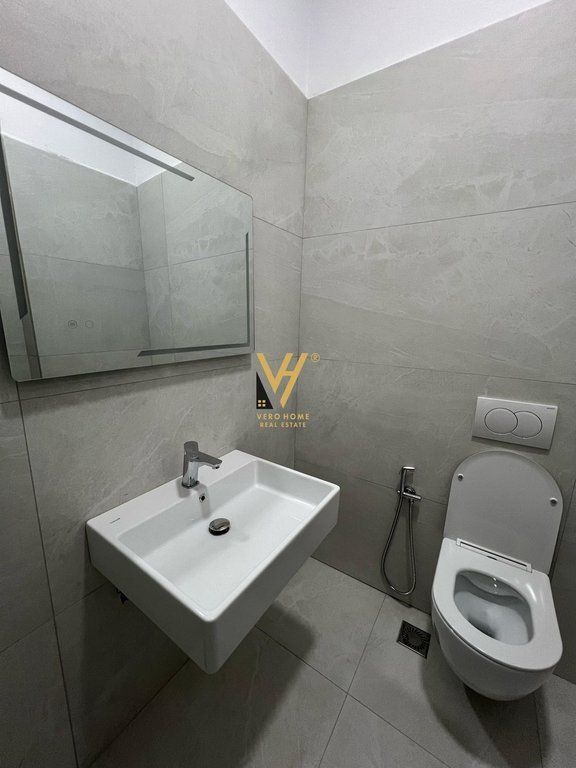 JEPET ZYRE 150 M2 ME QERA TE KOMUNA E PARISIT 1.700 EURO