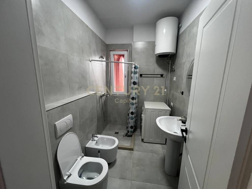 Aprtament 1+1+Post Parkimi, për qira në rrugën “5 Maji”!