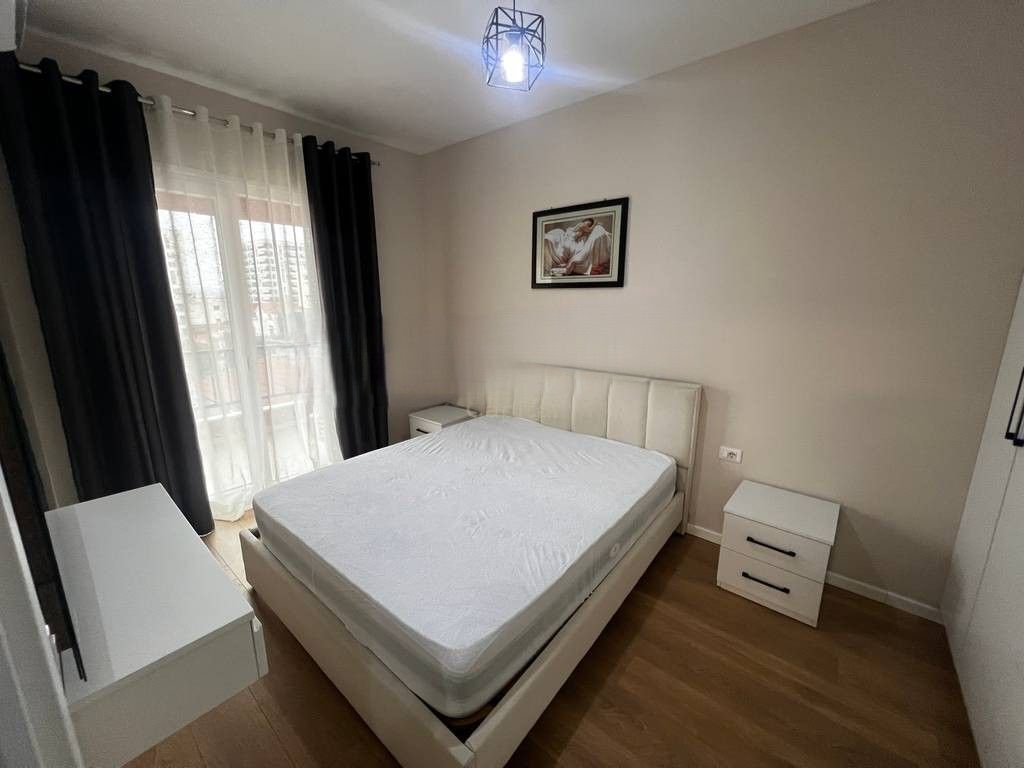 Aprtament 1+1+Post Parkimi, për qira në rrugën “5 Maji”! 550 € /Muaj