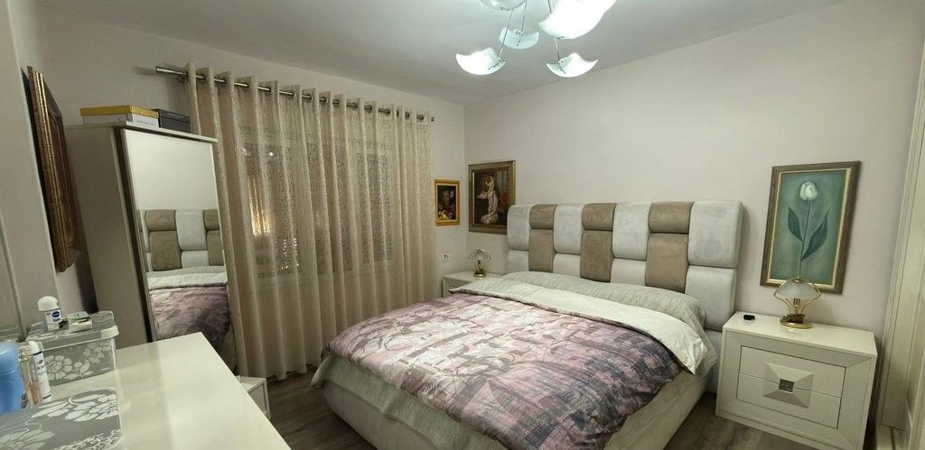 Apartment 2+1+2 for sale on Naim Frasheri Street