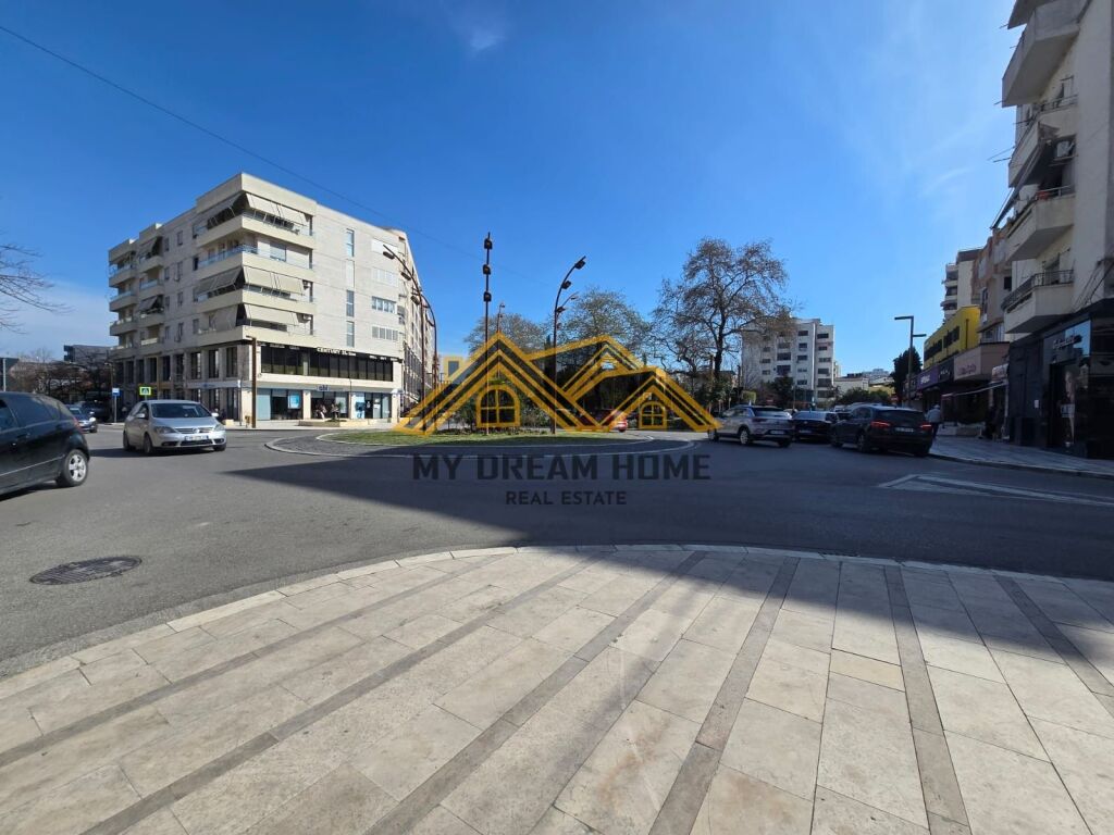 BUSINESS UNIT FOR SALE NEAR PRANVERA SQUARE!