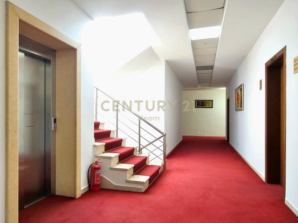 Edificio multifunzionale in affitto a Sauku i Ri