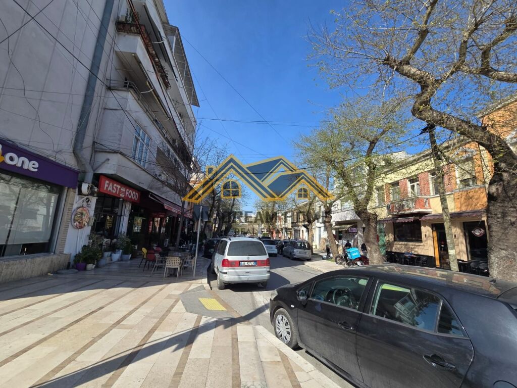 BUSINESS UNIT FOR SALE NEAR PRANVERA SQUARE!