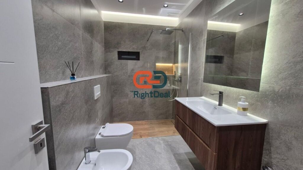 Tek Zogu I Zi, Shitet Super Apartament 2+1 Me Hapesira Te Bollshme Dhe I Sapo Rikonstruktuar!!!
