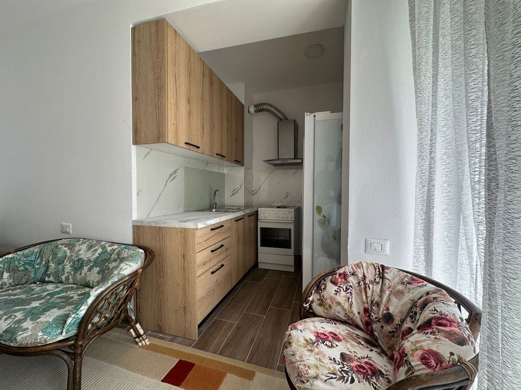 Rruga 5 Maji, Apartament 2+1 për Qira