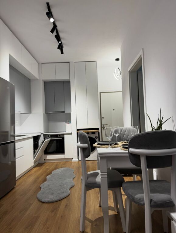 Ali Demi, Kompleksi Kadiu, jepet me qera apartament 1+1