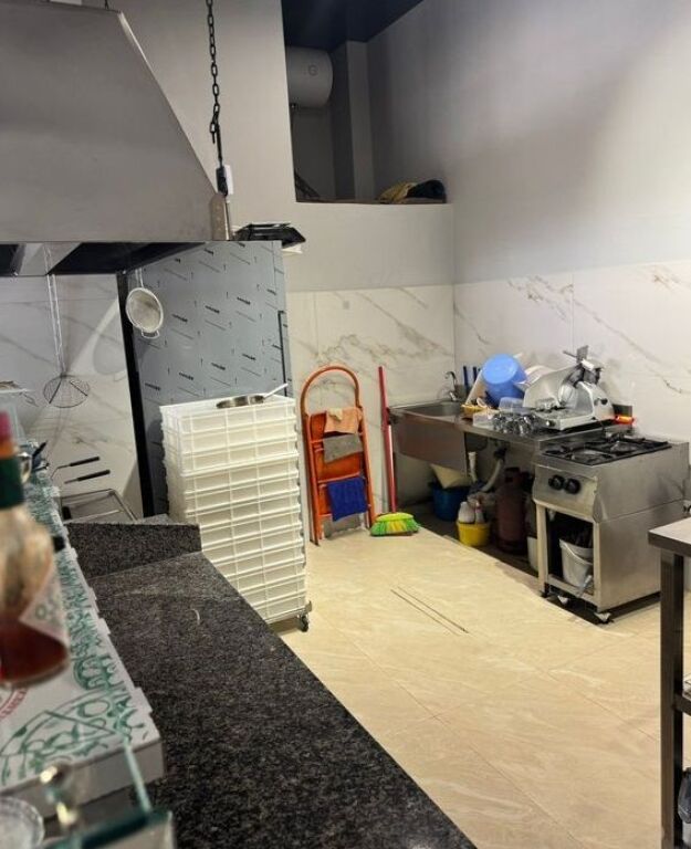 Si affitta un locale commerciale adattato e investito per attività di pizzeria nella zona di Yzberisht