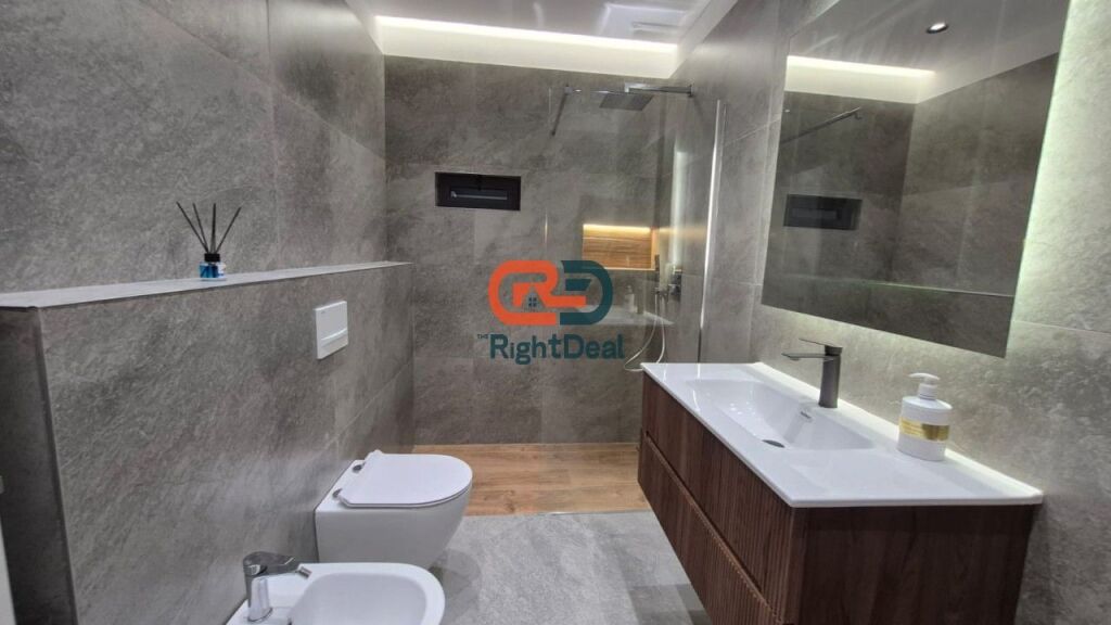 Tek Zogu I Zi, Shitet Super Apartament 2+1 Me Hapesira Te Bollshme Dhe I Sapo Rikonstruktuar!!!