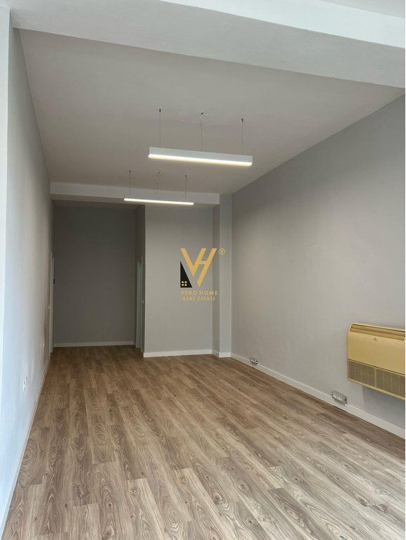JEPET ZYRE 150 M2 ME QERA TE KOMUNA E PARISIT 1.700 EURO