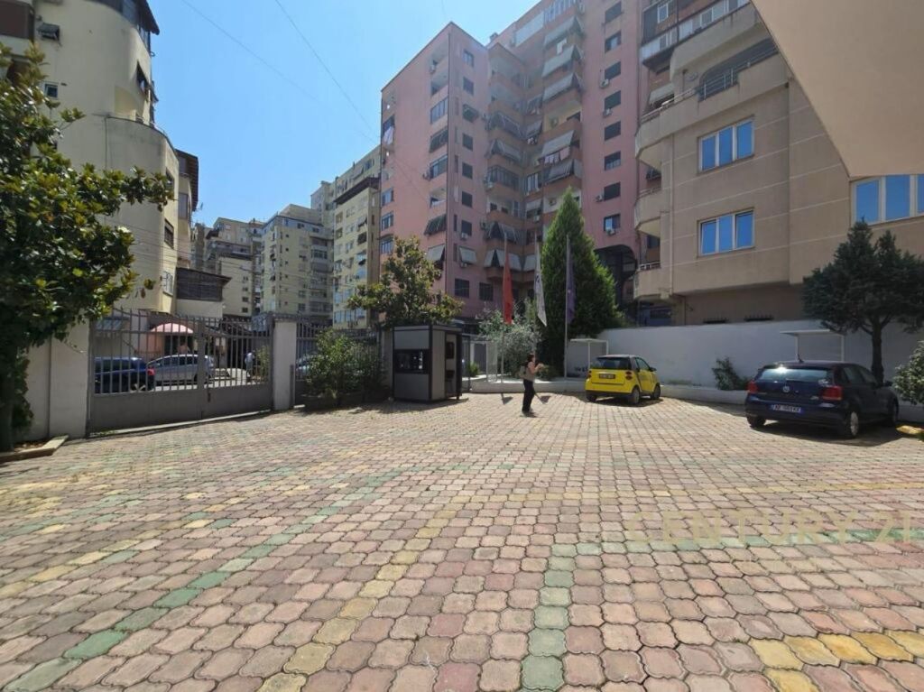 Jepet me qira godinë shërbimi 4-katëshe pranë Rrugës së Kavajës