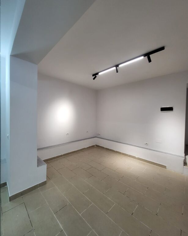 Locale Commerciale in Affitto – Via Siri Kodra