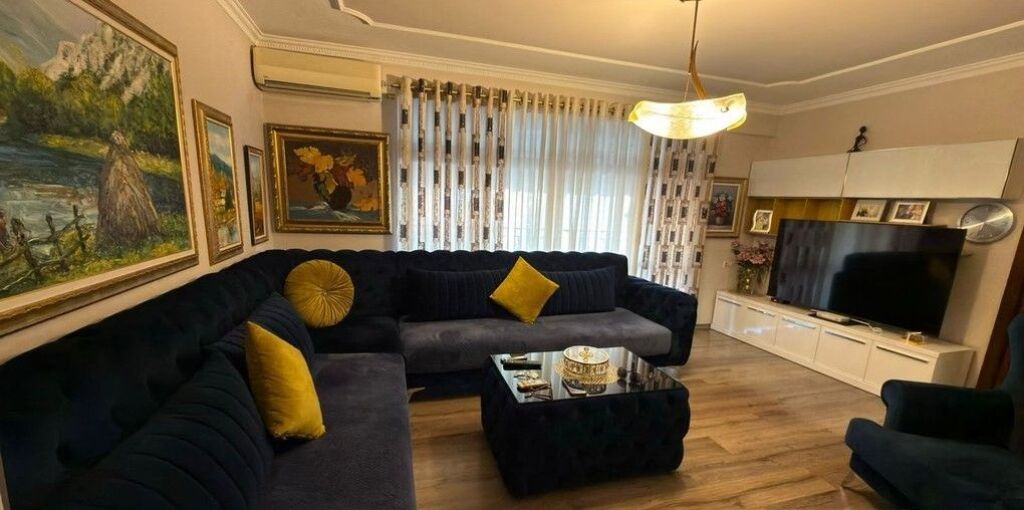 Apartment 2+1+2 for sale on Naim Frasheri Street