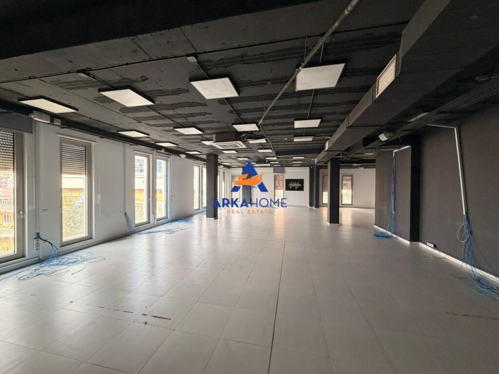LOCALE UFFICIO IN AFFITTO 1077M2 "A ZOGU I ZI" 15.000 EURO TRATTABILI