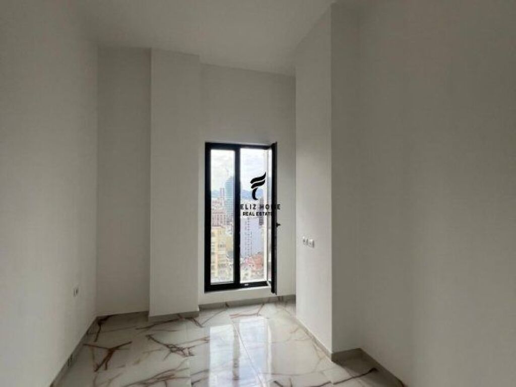 ZYRE ME QERA 106 M2 RRUGA E BARRIKADAVE 100.000 LEKE FH-65951