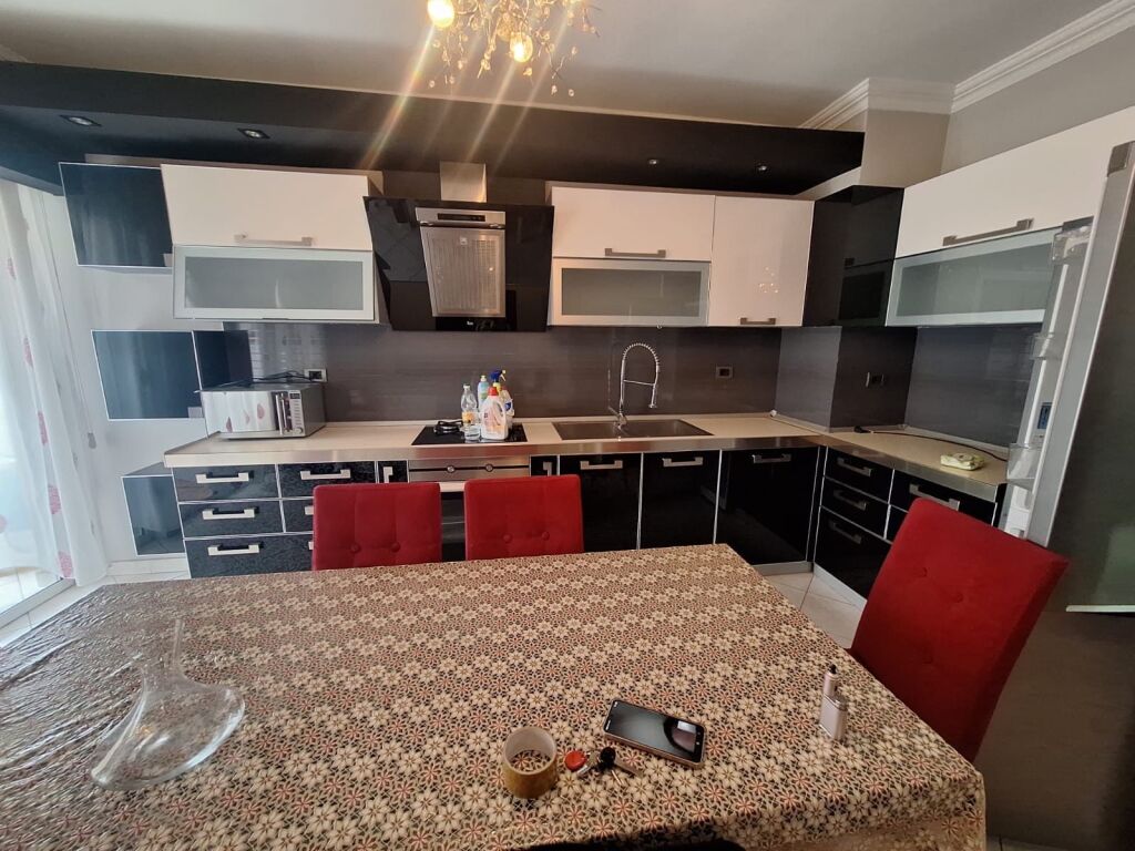 Shitet apartament 2+1+2 tek Rruga Dritan Hoxha!