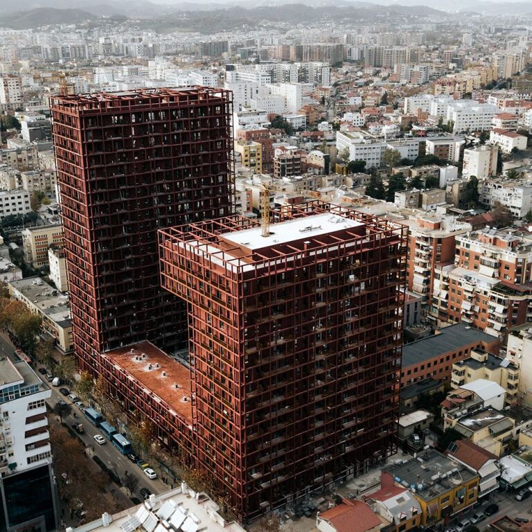 Jepet zyre me qira te Tirana Garden Building