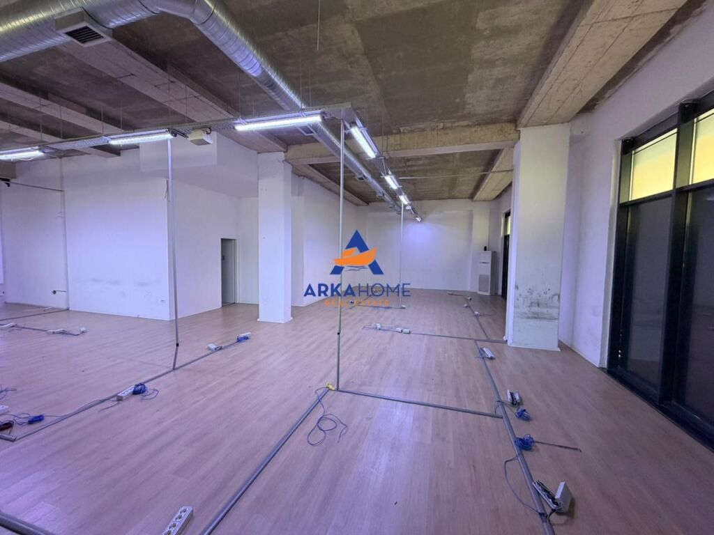 LOCALE COMMERCIALE/UFFICIO IN AFFITTO 361M2 "TE ZOGU I ZI" 5700 EURO (TRATTABILE)