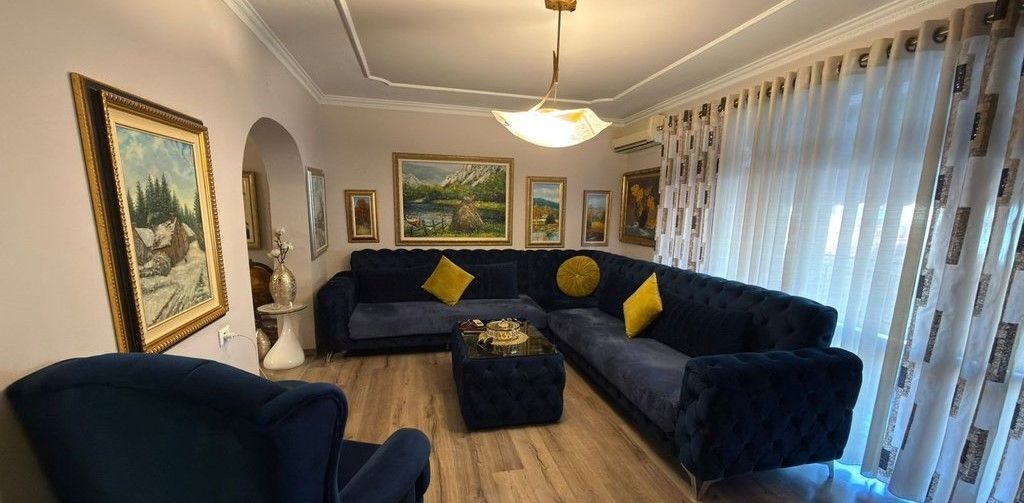 Apartment 2+1+2 for sale on Naim Frasheri Street