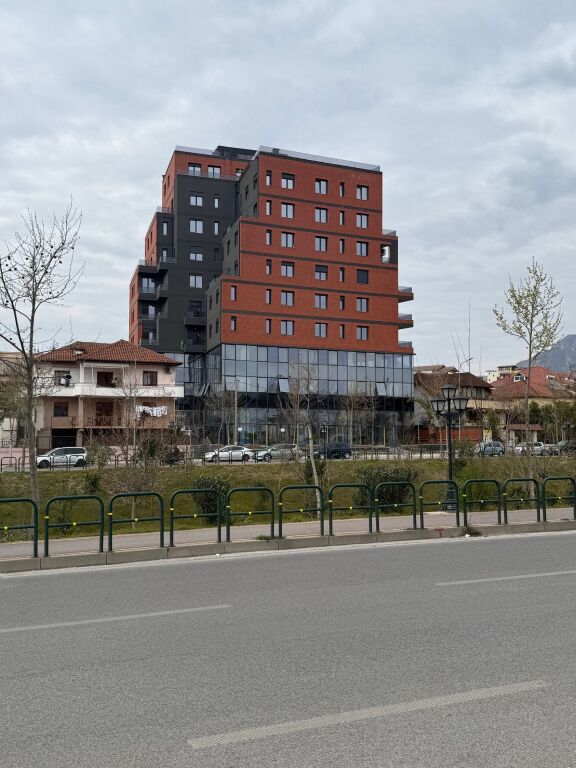 Njësi Shërbimi (Dyqane) për Qira / Shitje – Bulevardi Zhan D’Ark, (Materniteti i Ri Tiranë)