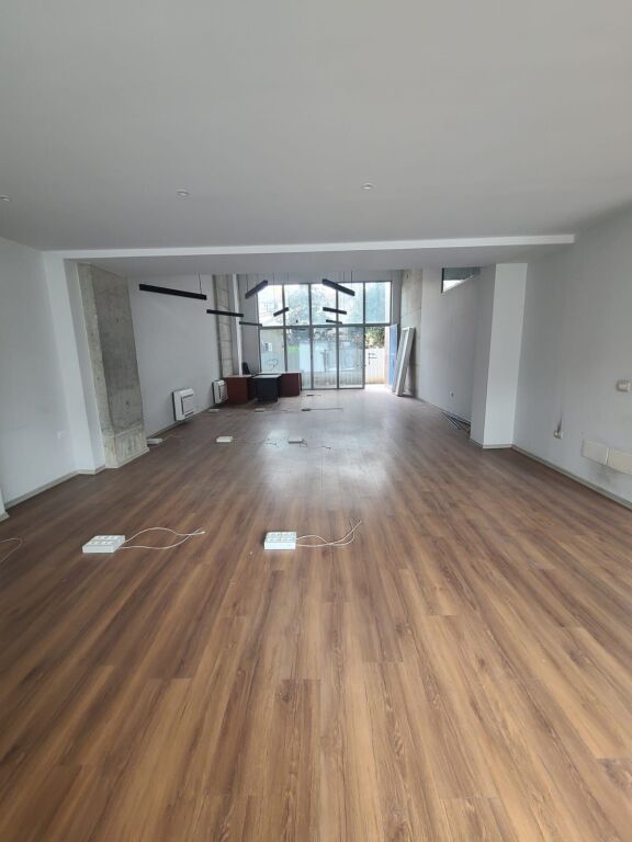 JEPET ZYRE ME QERA 220M2 QENDER