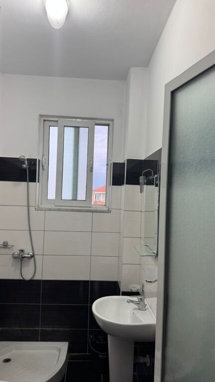 🏠Jepet me qira apartament 1+1 📍 Zona: 5 Maji 💰 Qiraja: 45,000 lekë / muaj