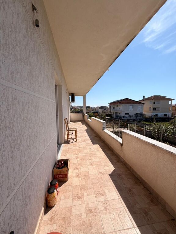 Shitet Vila 3-Kateshe – Kati i 2 i Banueshëm, Rruga Dytësore Plazh, Durrës