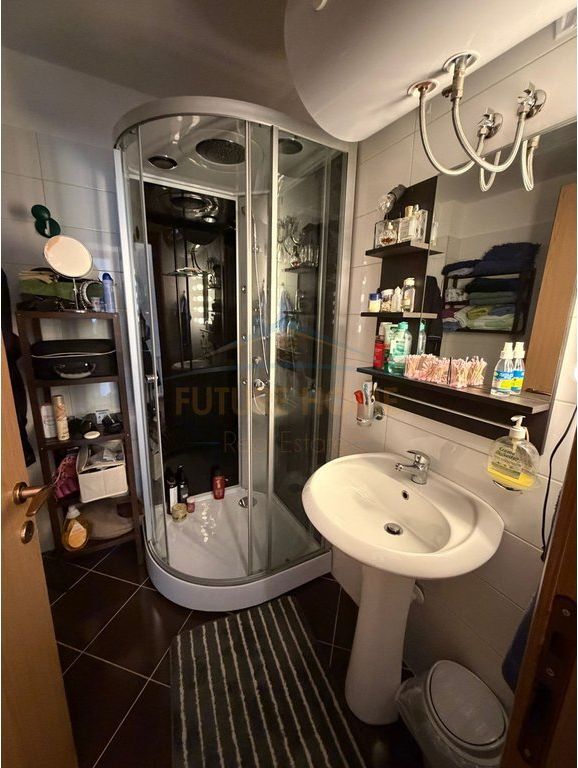 Shitet apartament 2+1+2 , Fresku tek shkolla 17 shkurti