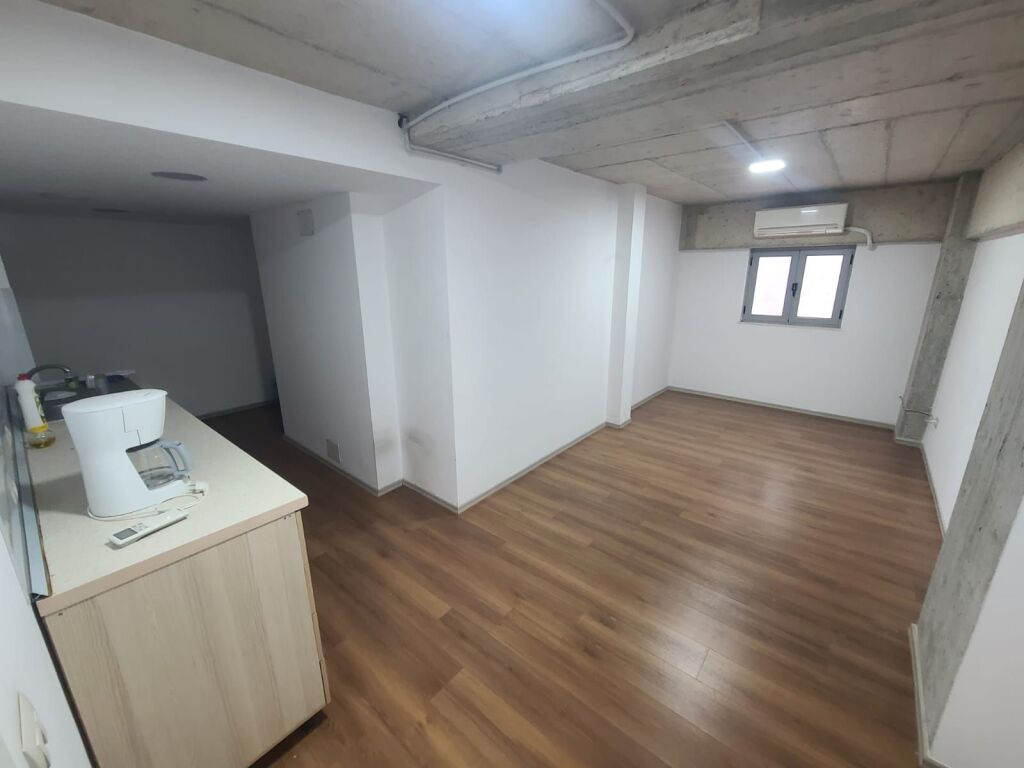 JEPET ZYRE ME QERA 220M2 QENDER