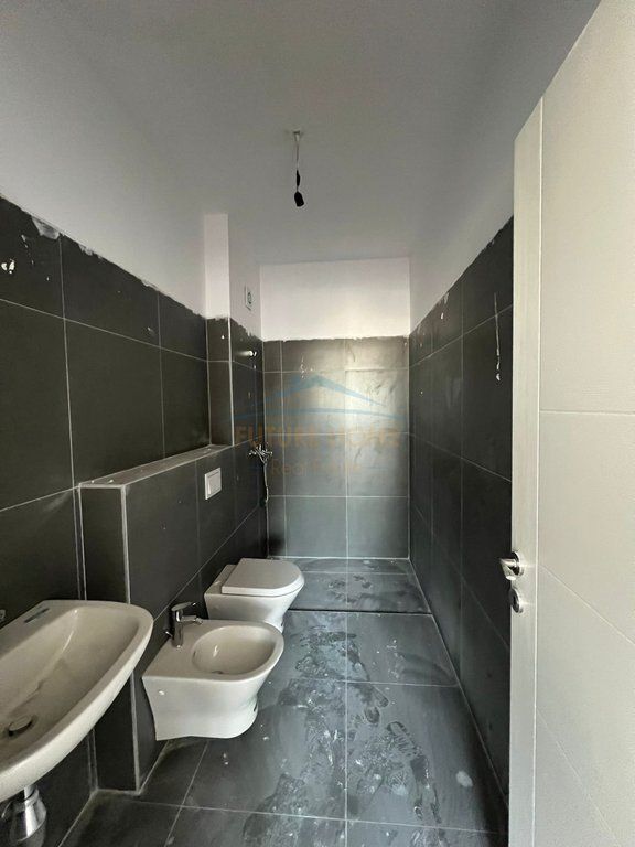 Shitet apartament 2+1+2+post parikimi , Asl 2