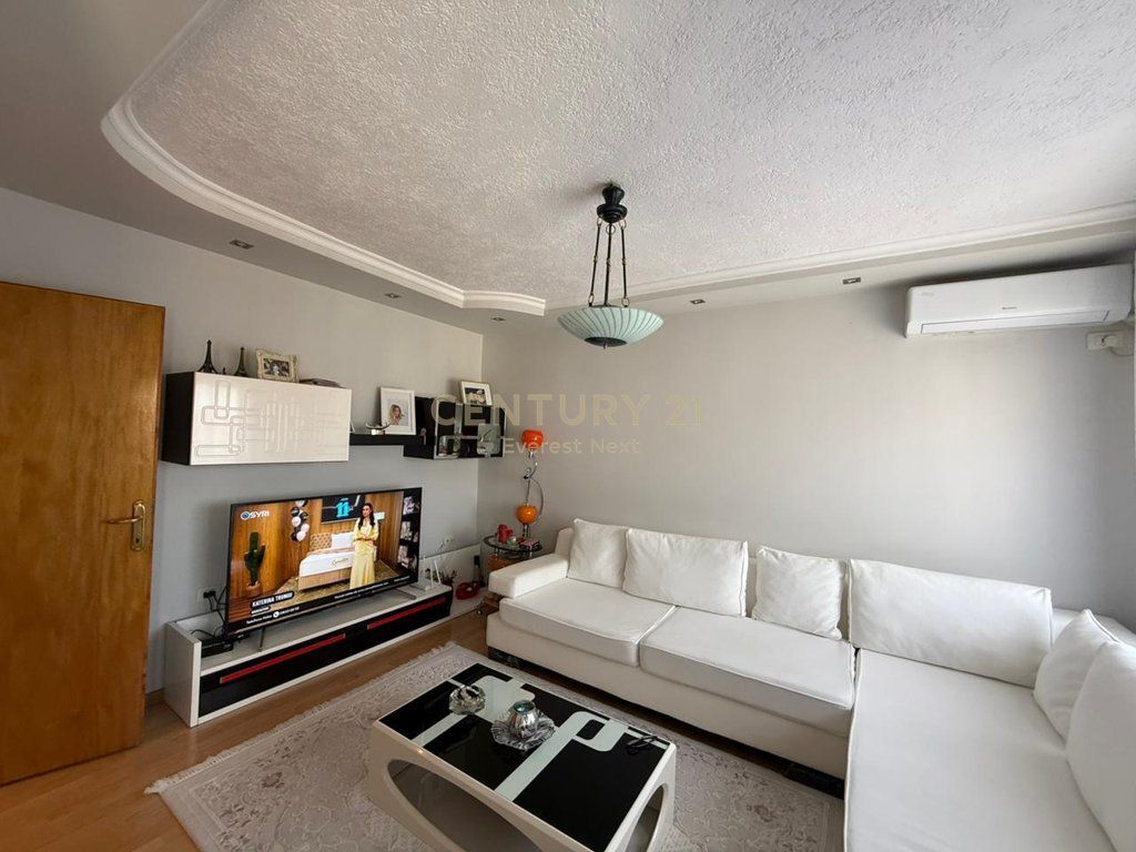 Appartamento 2+1 in vendita a Sheshi Shtraus