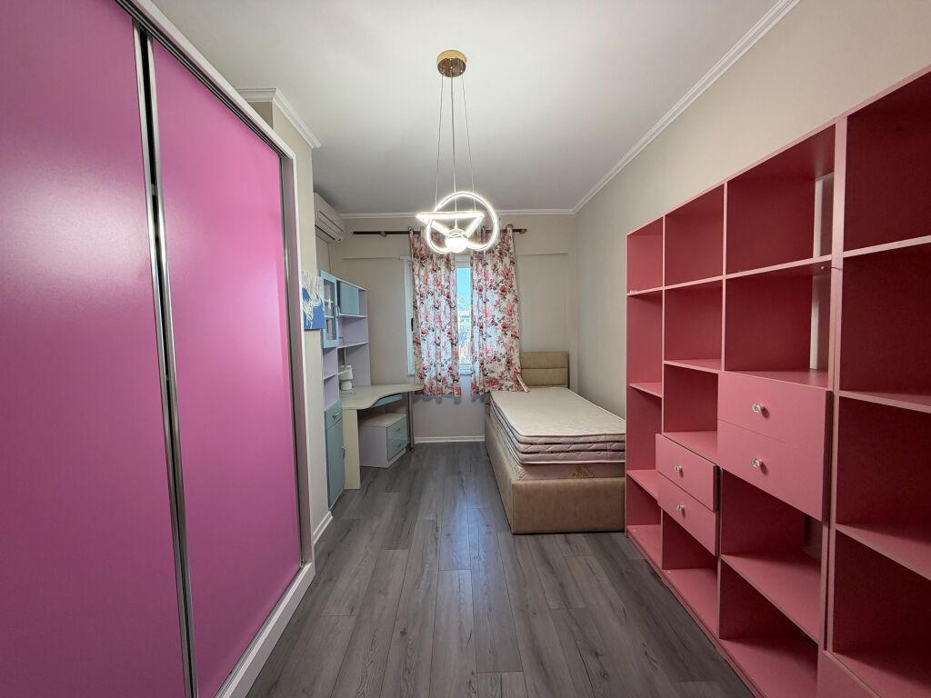 Apartament 2+1+2 per qira Rruga e Barrikadave !